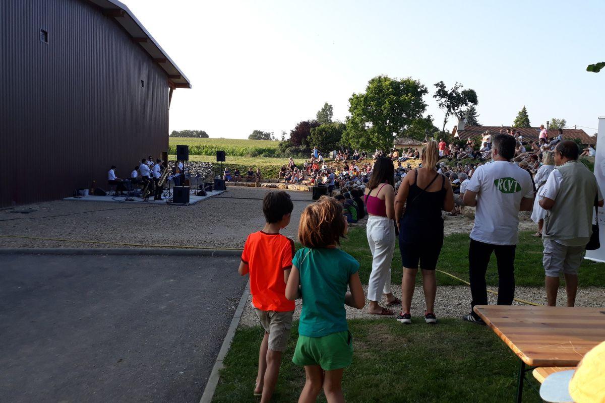 Aux abords de la salle de sports à Chaneins