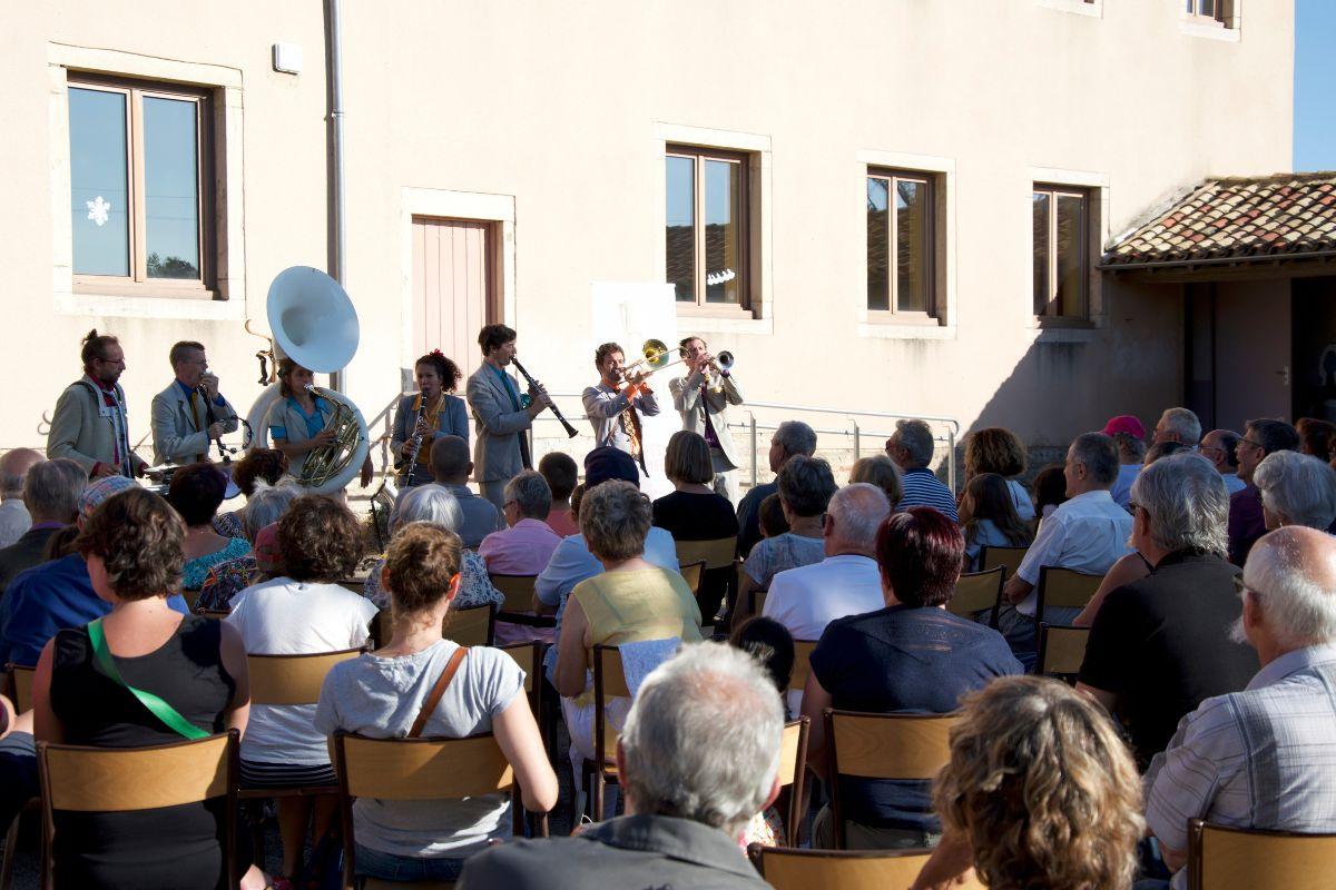 Cour de l'école primaire à Relevant