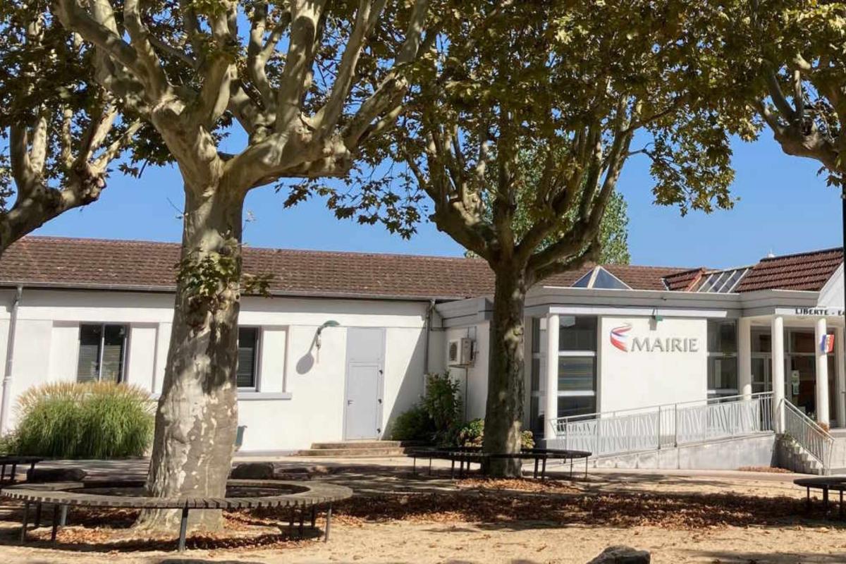 Place de la Mairie à Bourg-Saint-Christophe