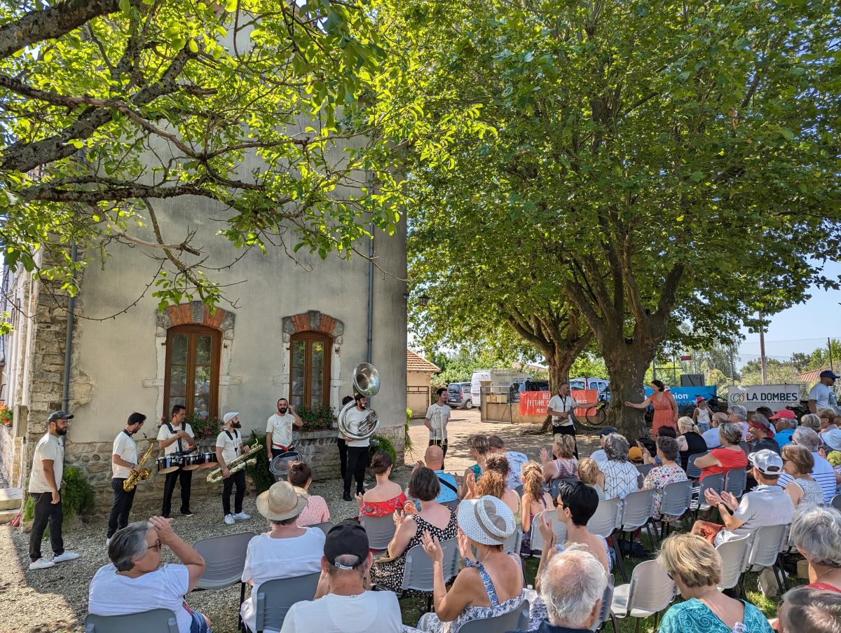 Place de la Mairie à Sainte-Olive