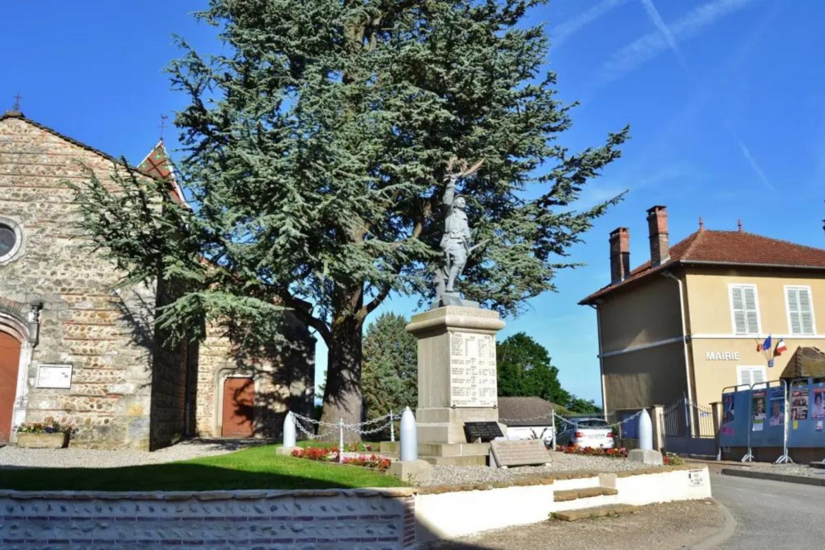 Place du Village à Rignieux le Franc