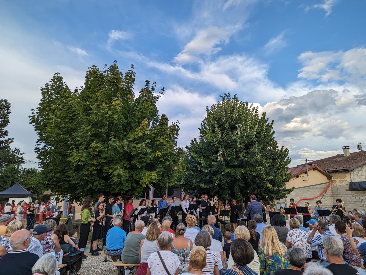 Place du Village à Saint Nizier le Désert